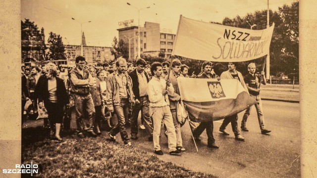 30 lat temu zakończył się strajk w szczecińskim porcie. Był to najdłuższy protest w powojennej historii Szczecina. Trwał 18 dni. Portowcy domagali się ponownego zarejestrowania Niezależnego Samorządnego Związku Zawodowego Solidarność, a także podwyżek płac. Strajk ten doprowadził pośrednio do obrad Okrągłego Stołu i upadku komunizmu w Polsce.