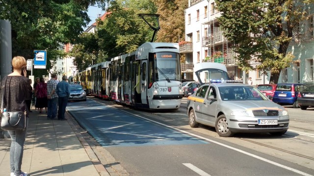 Na przystanku kierowca osobówki potrącił kobietę, wysiadającą z tramwaju. W wyniku wypadku wstrzymano ruch tramwajowych piątek i jedenastek, jadących w kierunku ulicy Ludowej.