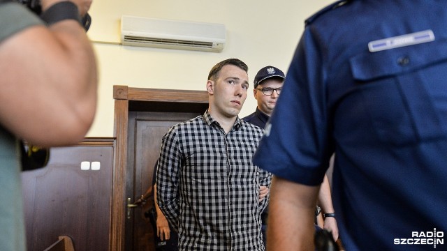 Były DJ z Goleniowa trafi do więzienia na 4 lata i 8 miesięcy. Taką karę wymierzył mu Sąd Rejonowy w Goleniowie za spowodowanie śmiertelnego wypadku w grudniu ubiegłego roku niedaleko Klinisk Wielkich. Dorian T. pod wpływem alkoholu wjechał w tył innego samochodu. Zabił męża i ojca trojga dzieci.