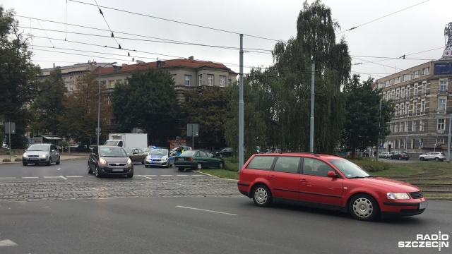 Samochód osobowy i ciężarówka zderzyły się na placu Szarych Szeregów w Szczecinie. Do zdarzenia doszło w środę przed godziną 10.