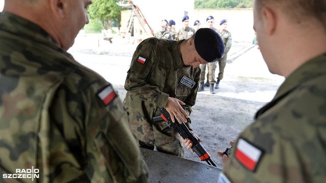 Rzucają granatami, strzelają i biegają, aby wyłonić najlepszą klasę mundurową z województwa zachodniopomorskiego. W ten sposób na strzelnicy na szczecińskim Krzekowie rywalizują licealiści z sześciu szkół.