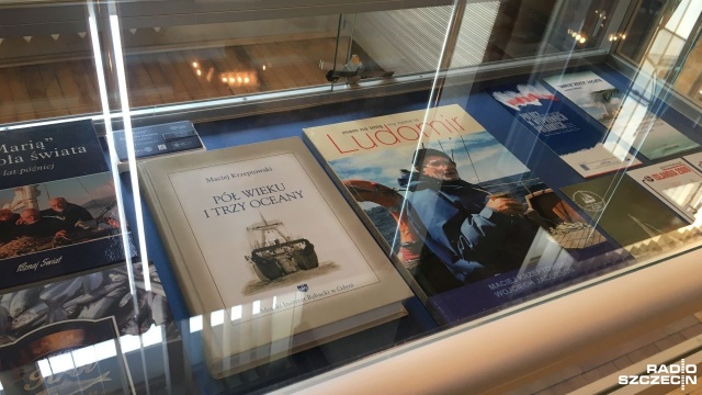 Pierwsza polska ekspedycja atlantyczna czy przylądek Horn - czyli podróże kapitana Macieja Krzeptowskiego na zdjęciach. Od środy w sali kolumnowej Książnicy Pomorskiej można obejrzeć wystawę fotograficzną pt. W 80 lat dookoła świata.