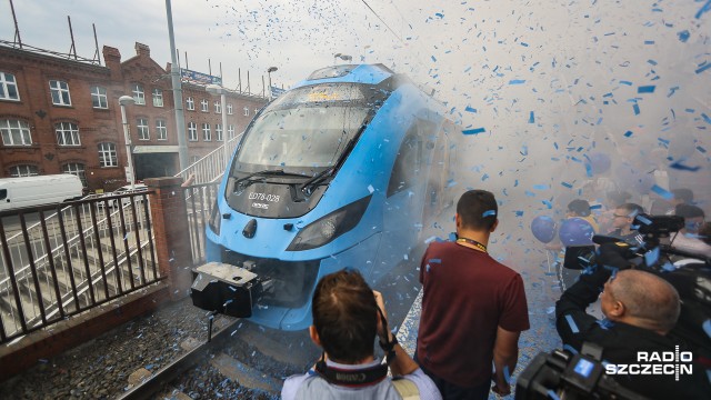 To pierwszy taki pociąg w Polsce. Jeden z zachodniopomorskich Impulsów pomalowany w barwach Pogoni Szczecin po raz pierwszy wyjechał w piątek na tory.