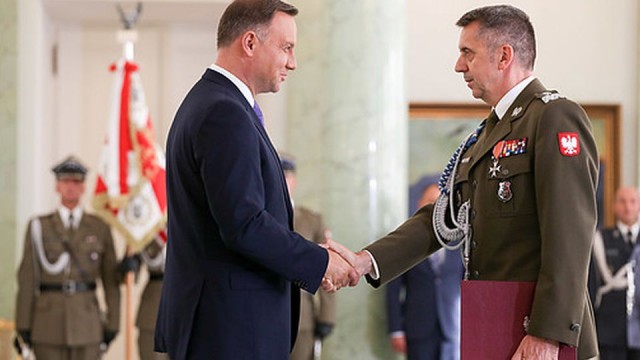 Generał dywizji Tomasz Piotrowski odebrał z rąk prezydenta Andrzeja Dudy akt mianowania na Dowódcę Operacyjnego Rodzajów Sił Zbrojnych.