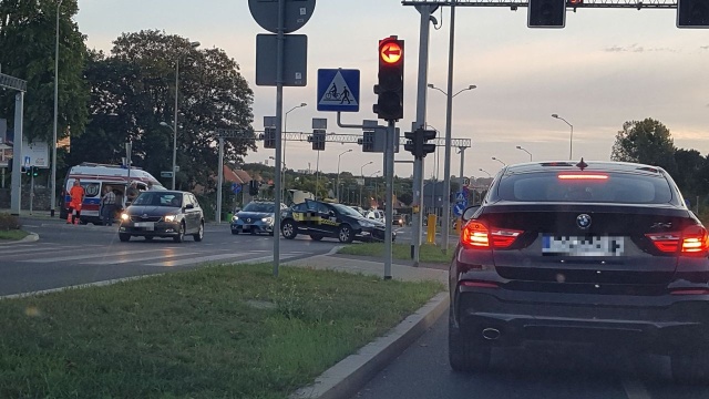 Na skrzyżowaniu ulic Chopina i Wszystkich Świętych po godz. 19 osobowy citroen zderzył się z karetką pogotowia. Jak poinformował dyżurny policji nikt nie odniósł obrażeń.