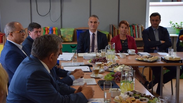 Po ponad 20 latach przerwy ponownie rozpocznie działalność Zachodniopomorska Szczecińska Szkoła Ćwiczeń. Nowy, dwuletni projekt edukacyjny realizowany będzie przez Miasto Szczecin przy współpracy z Powiatem Stargardzkim i Gminą Police. Szkoła ćwiczeń wystartuje 1 października.