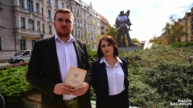 Stowarzyszenie Koliber protestuje przeciwko wykorzystywaniu pomnika marynarza w Szczecinie do agitacji politycznej. W sobotę Komitet Obrony Demokracji zawiesił na pomniku koszulkę z napisem konstytucja.
