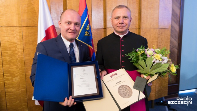 Wręczenie Medali za Zasługi dla Miasta Szczecina rozpoczęło wtorkową sesję rady miasta. Wyróżniono profesora Zbigniewa Antoniego Kruszewskiego oraz księdza Aleksandra Ziejewskiego.