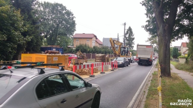 Uwaga kierowcy przejeżdżający częścią ulic Pyrzyckiej i Przyszłości w Płoni. W jezdni, w kilkunastu miejscach montowane są studnie kanalizacyjne. Co kilkadziesiąt metrów obowiązuje ruch wahadłowy.