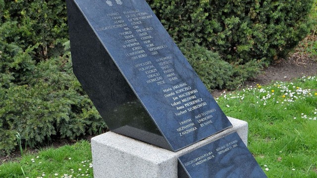 Premier Mateusz Morawiecki złożył w Parku Skaryszewskim kwiaty pod Pomnikiem Polaków - Ofiar Ataku Terrorystycznego w Nowym Jorku z 11 września 2001 roku. We wtorek mija 17 lat od ataku terrorystów z Al Kaidy na Nowy Jork i Waszyngton.