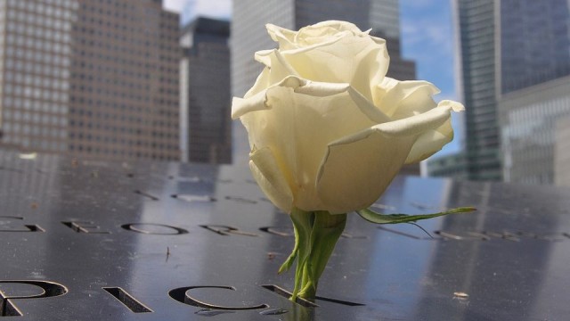 W 17. rocznicę zamachu na World Trade Center nowojorczycy wspominają ofiary tragedii. Na terenie WTC zlokalizowane jest muzeum pamięci i stoi pomnik. Przewodnikami po tak zwanej strefie zero są ci, którzy przeżyli zamach wśród nich Polka Leokadia Głogowska.