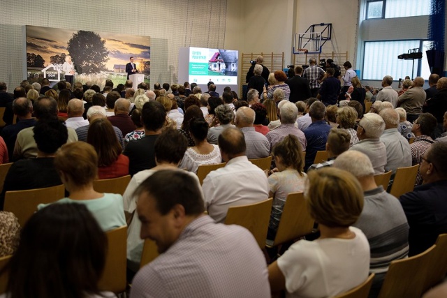 Premier Mateusz Morawiecki przedstawił w Opocznie rządowy program Czyste powietrze. Wybrał to miasto, bo znajduje się ono w czołówce najbardziej zanieczyszczonych miejsc w naszym kraju.