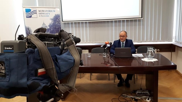 Zachodniopomorski wicekurator oświaty krytykuje dyrekcję Zachodniopomorskiego Centrum Doskonalenia Nauczycieli. Jak powiedział Radiu Szczecin Jerzy Sołtysiak - to źle, że odbywają się tam spotkania polityczne.
