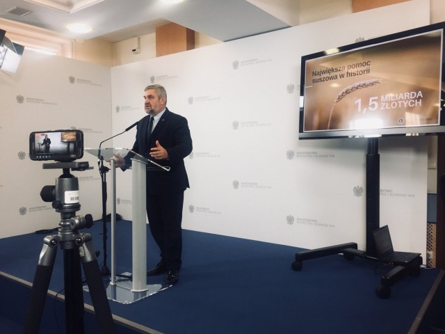 Półtora miliarda złotych przeznaczył rząd dla poszkodowanych w wyniku suszy - mówił podczas konferencji w Sejmie minister rolnictwa Jan Krzysztof Ardanowski.