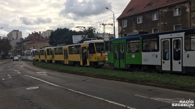 Nie kursują tramwaje linii 4, 11 i 12. Jedna z pasażerek nieszczęśliwie upadła wewnątrz pojazdu i potrzebna była pomoc medyczna.
