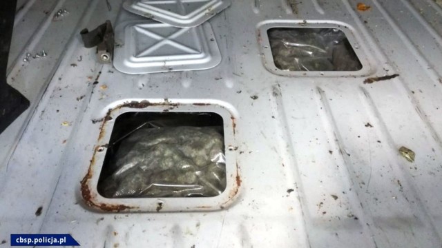 Funkcjonariusze CBŚP zatrzymali sześć osób w sprawie przemytu narkotyków w transporcie samochodów z Hiszpanii. Marihuana była ukryta w autach przewożonych do Płocka na lawetach. Policja przejęła łącznie 12 kilogramów tego narkotyku.
