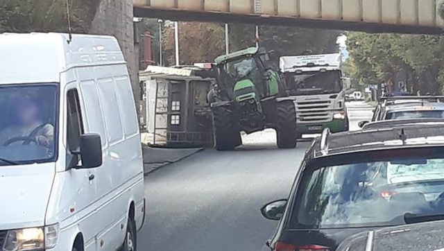 Przyczepa ciągnika wywróciła się na jezdnię na ulicy Batalionów Chłopskich w szczecińskich Zdrojach. Do zdarzenia doszło w piątek po godzinie 13.