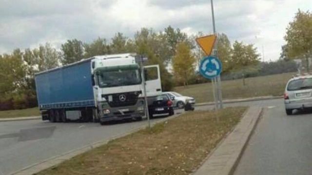 Jedna osoba została ranna po zderzeniu TIR-a z autem osobowym na Rondzie Hakena w Szczecinie.