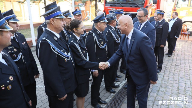 12 wozów gaśniczych i trzy łodzie ratownicze trafią do Ochotniczych Straży Pożarnych w Zachodniopomorskiem. Nowy sprzęt otrzymają jednostki między innymi w Starych Łysogórkach oraz Bielkowie. Koszt sprzętu to ponad 10 milionów złotych. W sobotę podpisano umowy w tej sprawie.