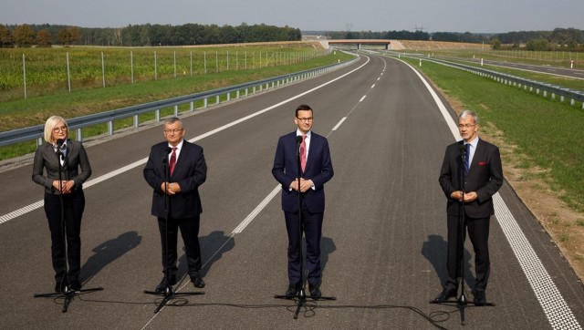 Kolejny odcinek drogi ekspresowej S3: Nowa Sól-Kaźmierzów otworzył w sobotę w Nowym Miasteczku w Lubuskiem premier Mateusz Morawiecki.