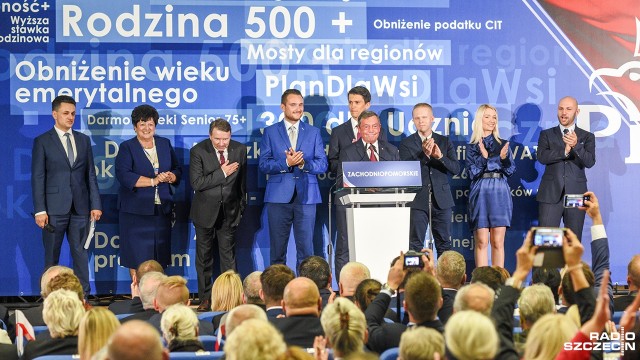 Szczecin powinien pełnić rolę kresowej metropolii, tak jak przed wojną Wilno i Lwów - mówił w niedzielę na szczecińskiej konwencji wyborczej Prawa i Sprawiedliwości kandydat tej partii na prezydenta Szczecina Bartłomiej Sochański.