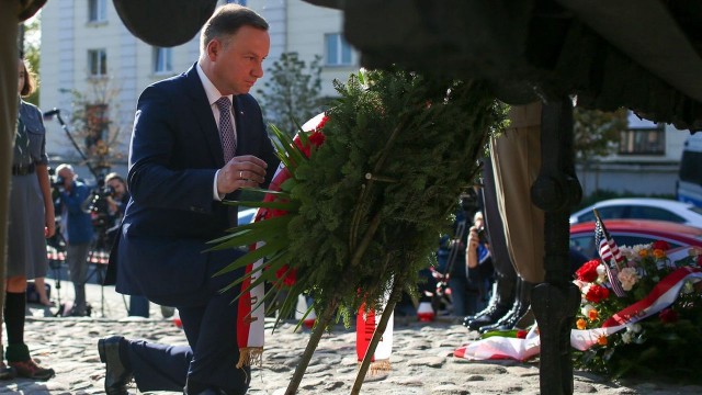 Prezydent Andrzej Duda złożył wieniec przed Pomnikiem Poległym i Pomordowanym na Wschodzie w Warszawie w 79. rocznicę agresji sowieckiej na Polskę.