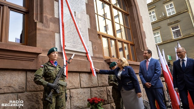 Tablica upamiętniająca ofiary zbrodni katyńskiej, które pracowały w służbie zdrowia, została odsłonięta w Szczecinie. Wisi na ścianie budynku rektoratu Pomorskiego Uniwersytetu Medycznego.