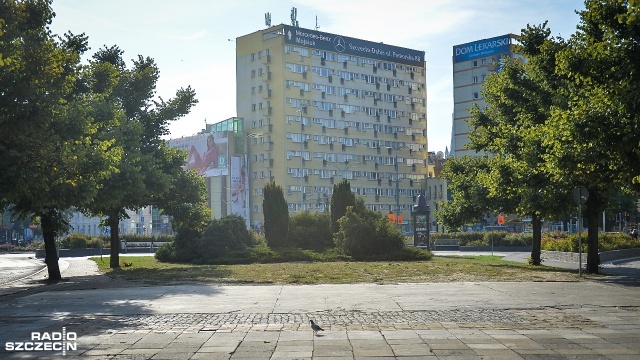 Najwcześniej w połowie przyszłego roku gotowy będzie plac w miejscu b. pomnika wdzięczności dla Armii Radzieckiej. Chodzi o część alei Jana Pawła II w centrum Szczecina. Miasto ma projekt inwestycji i szykuje się do jej rozpoczęcia. I nieznacznie przesuwa planowany termin zakończenia inwestycji.
