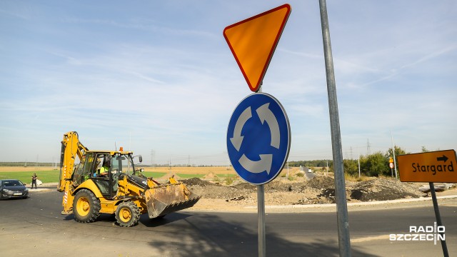 Rozkopany od kilku miesięcy Stargard staje się bardziej przejezdny. Można już korzystać (częściowo) z trzech budowanych rond. W poniedziałek otwarto też drogi dojazdowe do powstającego Zintegrowanego Centrum Przesiadkowego.
