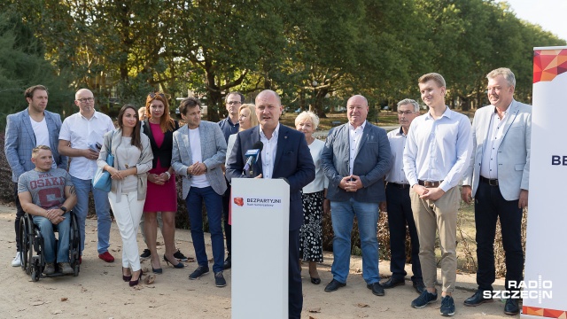 Chcemy zdobyć pięć a może nawet sześć mandatów w sejmiku zachodniopomorskim - mówił w czwartek podczas konferencji Bezpartyjnych prezydent Szczecina Piotr Krzystek.