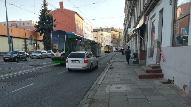 Potrącenie pieszej przez tramwaj linii 5 na ulicy Parkowej w Szczecinie. Nie kursują piątki i jedenastki na trasie z Placu Rodła do Stoczni Szczecińskiej i Ludowej.