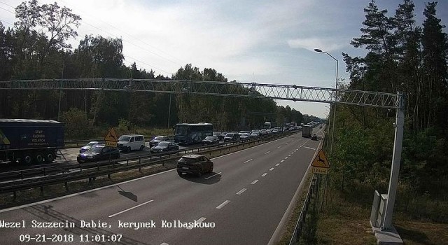 Remont podszczecińskiego odcinka autostrady A6 daje się mocno we znaki kierowcom. Od czterech dni ponownie trzeba podróżować w obie strony jedną jezdnią po połamanych betonowych płytach.