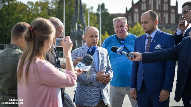 Politycy Prawa i Sprawiedliwości zaapelowali do wszystkich partii politycznych, aby na placu Solidarności w Szczecinie pod pomnikiem Ofiar Grudnia03970 nie urządzać manifestacji.