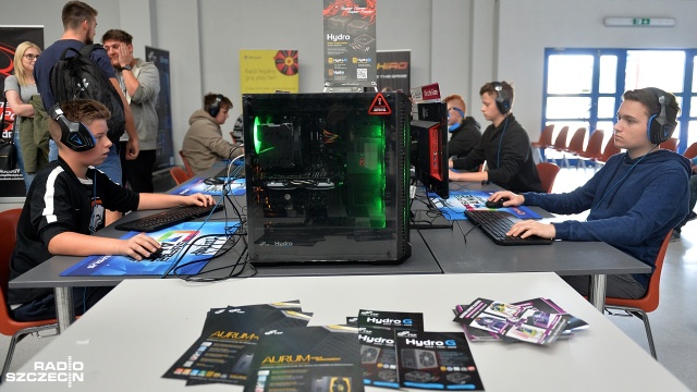 Do godziny 18 można odwiedzać hale Międzynarodowych Targów Szczecińskich. Od rana trwa tam Super Game e-sport, czyli zawody w gry komputerowe. Rywalizacja toczy się na kilkudziesięciu stanowiskach.