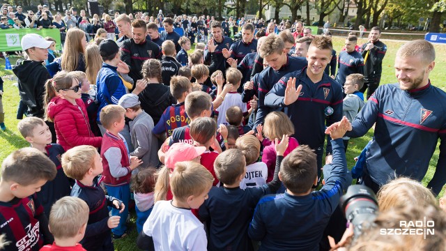 Dzieci wręcz rzuciły się na piłkarzy. Tak rozpoczął się trening z zawodnikami Pogoni Szczecin na Jasnych Błoniach.