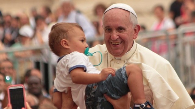 Ponad sto tysięcy pielgrzymów przybyło na spotkanie z papieżem Franciszkiem w parku Santakos w Kownie. Papież apelował o otwartość na potrzeby najsłabszych. Te słowa są dzisiejszej Litwie bardzo potrzebne - uważa Albert, który przyjechał na to spotkanie z Wilna.