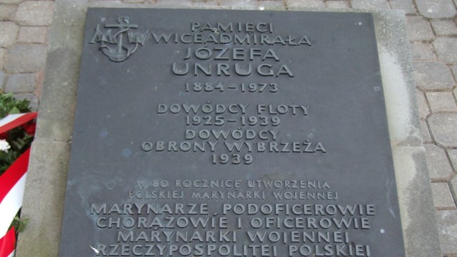 Dwudniowe uroczystości związane ze sprowadzeniem do Polski prochów Dowódcy Obrony Wybrzeża w 1939 roku wiceadmirała Józefa Unruga i jego żony Zofii rozpoczynają się w poniedziałek we Francji. Obecnie spoczywają oni na cmentarzu w Montrsor. Ostatnią wolą wiceadmirała było to, by spoczął obok swoich podwładnych.