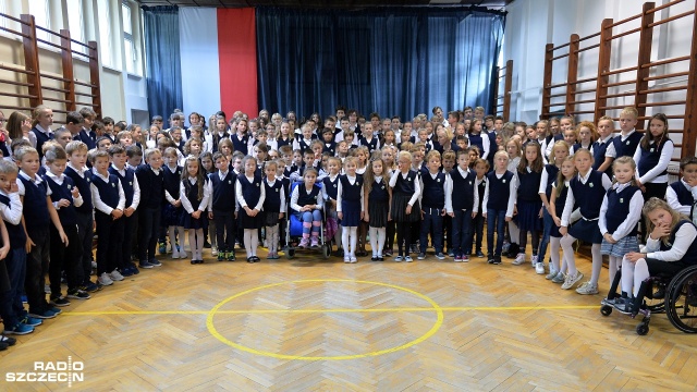 Stu uczniów na raz śpiewało hymn narodowy i pieśni patriotyczne - Szkoła Podstawowa Na Głębokiem ze Szczecina wzięła udział w przesłuchaniach do Ogólnopolskiego Konkursu dla Szkół Podstawowych Do hymnu.