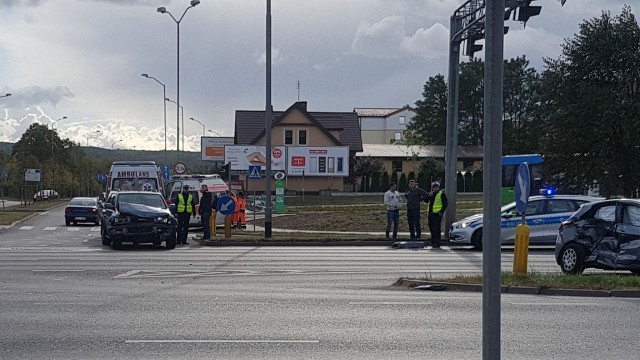 Wypadek w pobliżu Wolina na krajowej trójce. Po zderzeniu samochodu osobowego z busem przy stacji paliw - osobówka dachowała - dwie osoby zostały ranne. Rannych do szpitala zabrał śmigłowiec. W obie strony tworzą się korki.