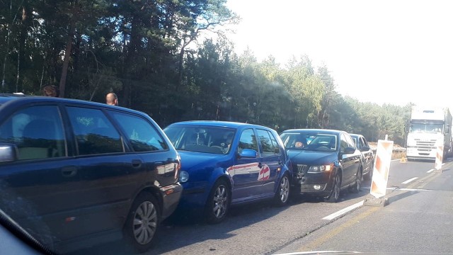Na remontowanym odcinku autostrady A6 w kierunku Szczecina zderzyły się cztery samochody osobowe. W kierunku Goleniowa - trzy. Trasa w obie strony jest totalnie zakorkowana.