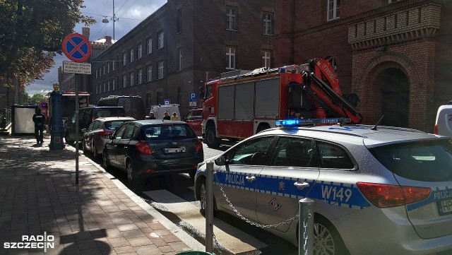 Pięć minut przed godziną 15 służby wypuściły zamkniętych ludzi z Sądu Okręgowego w Szczecinie. Od południa około 100 osób było w nim zamkniętych, po tym jak do przewodniczącej III Wydziału Karnego trafiła przesyłka z białym proszkiem.