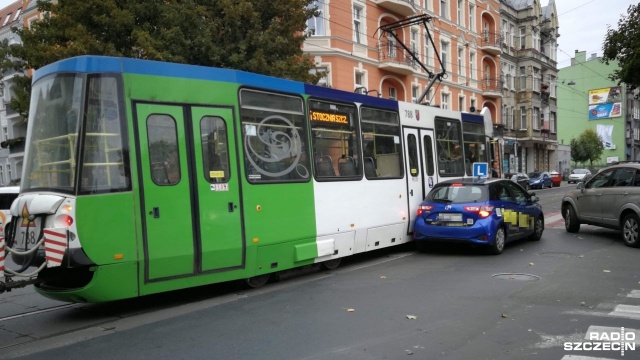 Na ulicy Jagiellońskiej przy skrzyżowaniu z Bolesława Śmiałego tramwaj nr 5 jadący w kierunku al. Piastów zderzył się z samochodem nauki jazdy. Na szczęście była to tylko kolizja, nikomu nic się nie stało. Są kłopoty z przejazdem, również dla samochodów, ale wkrótce ruch powinien odzyskać płynność.