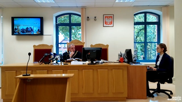 Platforma Obywatelska będzie musiała sprostować kłamliwe informacje i przeprosić Dariusza Mateckiego - postanowił Sąd Okręgowy w Szczecinie. Chodzi o wpisy na oficjalnym profilu facebookowym Platformy, że Matecki to damski bokser i Matecki bije kobiety.