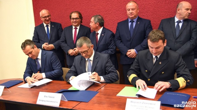 Umowa na pogłębienie toru wodnego do portu w Szczecinie została w piątek podpisana w Urzędzie Morskim. Zadanie wykona belgijsko-holenderskie konsorcjum.