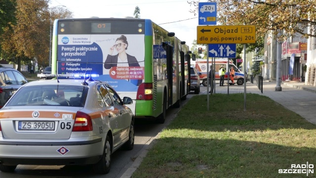 Dwóch pasażerów komunikacji miejskiej zostało rannych w wyniku zderzenia autobusu linii 87 z samochodem osobowym.