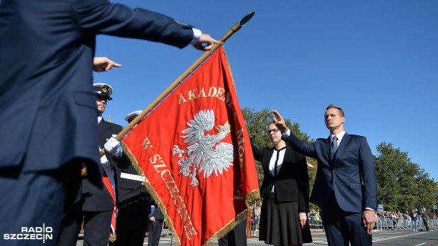 Akademia Morska w Szczecinie oficjalnie zainaugurowała rok akademicki. Uroczystość odbyła się w sobotę na Wałach Chrobrego. Była defilada, studenci pierwszego roku złożyli przyrzeczenia, zaśpiewał też uczelniany chór.