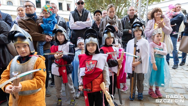 Turniej Rycerski, zamkowy jarmark rzemiosł dawnych i współczesnych oraz inscenizacja egzekucji słynnego błazna szczecińskiego zamku - to tylko niektóre z atrakcji Święta Gryfa, które odbywa się na Zamku Książąt Pomorskich w Szczecinie.