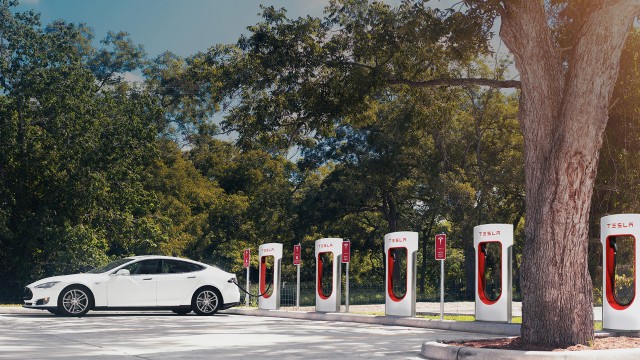 Elon Musk zrezygnuje z kierowania firmą Tesla, która zajmuje się między innymi produkcją samochodów elektrycznych. To jeden z warunków ugody, jaką miliarder zawarł z amerykańską Komisją Papierów Wartościowych i Giełd. Musk będzie także musiał zapłacić 20 milionów dolarów grzywny, ale pozostanie w kierownictwie koncernu.