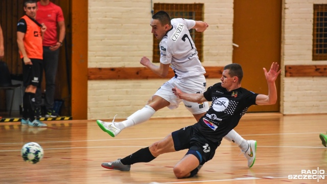 Niespodzianka w Szczecinie. Halowi piłkarze Pogoni 04 zremisowali z wicemistrzem Polski Gattą Zduńska Wola 4:4 w ekstraklasie futsalu.