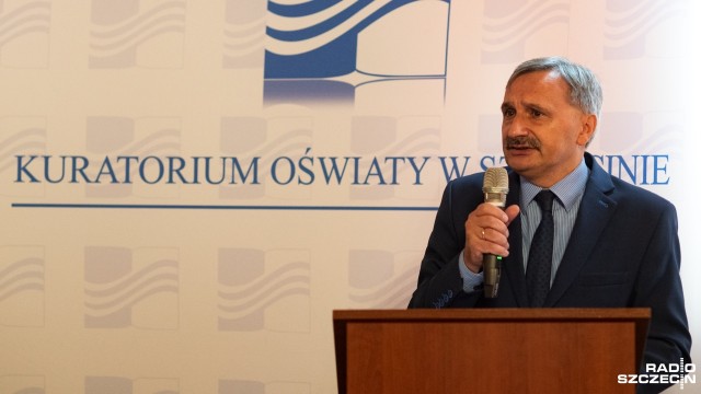 - Staramy się przenieść podręczniki w świat wirtualny - zapowiada podsekretarz stanu w Ministerstwie Edukacji Narodowej Maciej Kopeć. To jeden z wniosków konferencji dla dyrektorów szkół podstawowych, która odbyła się w poniedziałek w Zachodniopomorskim Urzędzie Wojewódzkim w Szczecinie.